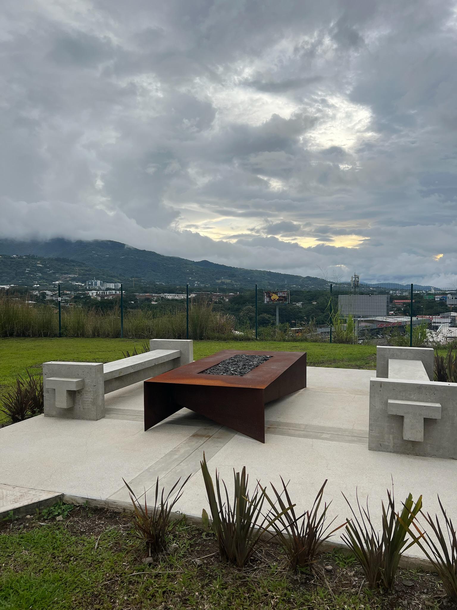Fire pit comercial en acero corten con vista al valle — FIREPITSCR